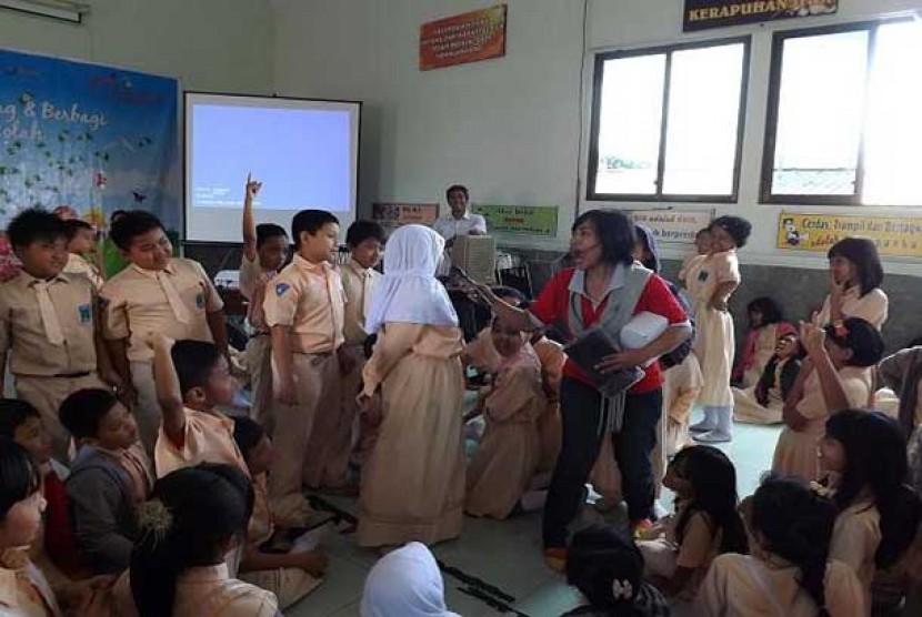 Para siswa SDN Kauman 1 Malang sedang aktif mengikuti story telling.