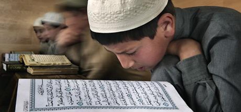 Para siswa sebuah madrasah Islam di Dagestan tengah belajar membaca Alquran.