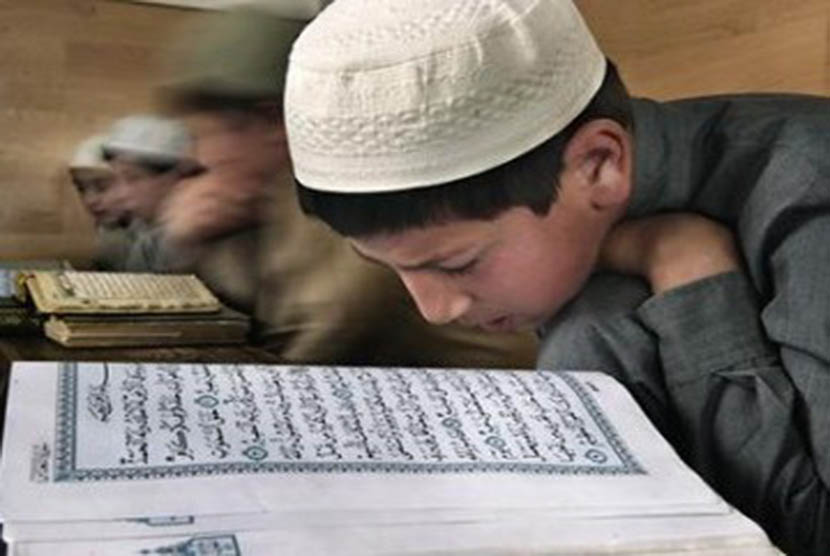 Para siswa sebuah madrasah Islam di Dagestan tengah belajar membaca Alquran.