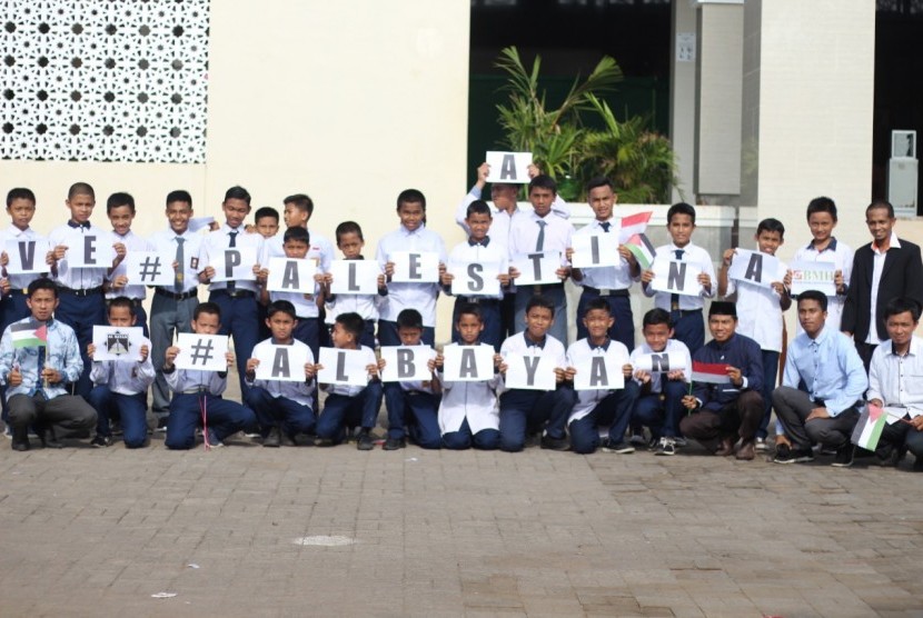 Para siswa Sekolah Al Bayan Makassar  peduli Palestina dengan cara mengumpulkan donasi untuk rakyat Palestina.