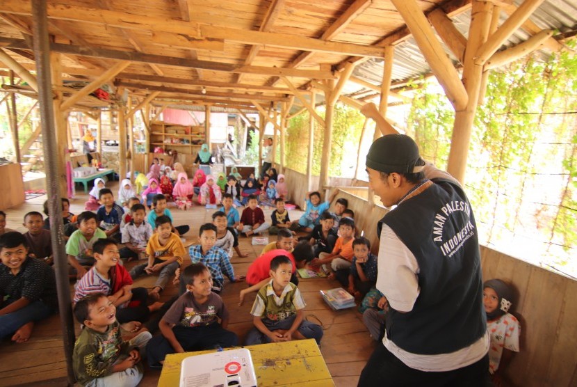 Para siswa Sekolah Alam Bengawan Solo (SABS) mendengarkan dongeng yang dibawakan oleh Kak Ilham.