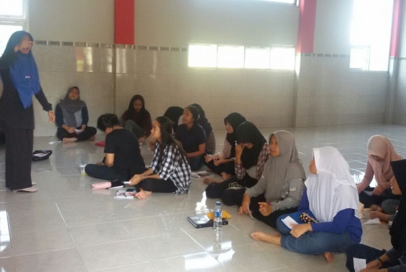 Para siswa Sekolah Bosowa Bina Insani (SBBI) sedang berlatih bahasa Inggris di Kampung Inggris, Kecamatan Pare, Kabupaten Kediri, Jawa Timur.