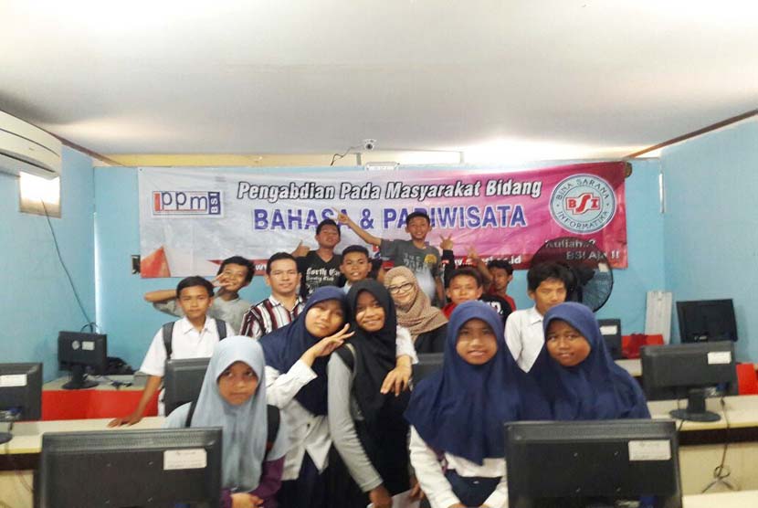 Para siswa Sekolah Master  Indonesia tampak serius mengikuti pelatihan English Day, di Depok, Sabtu (4/6).