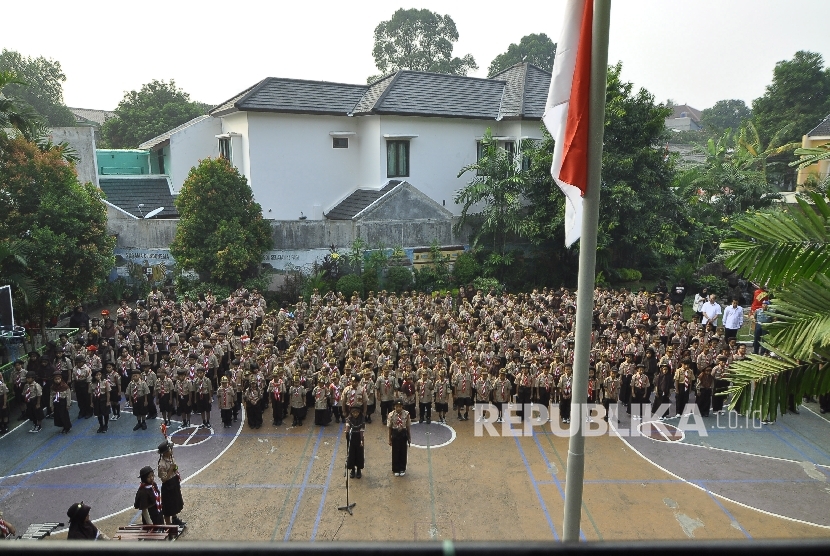 Para siswa-siswi SD saat mengikuti upacara bendera (ilustrasi). Disdik Kota Mataram mengeluarkan imbauan untuk mengaktifkan kembali upacara bendera.