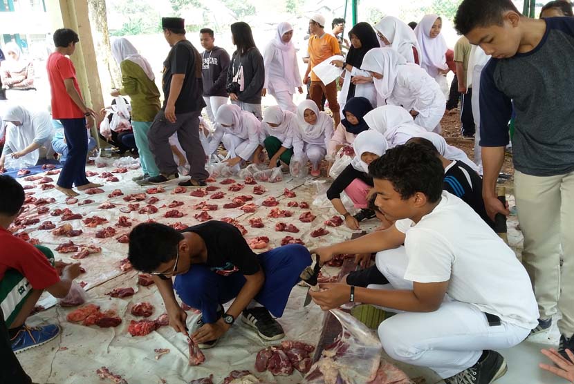Para siswa SMA Bosowa Bina Insani Bogor terlibat dalam pemotongan hewan kurban hinggga penyaluran daging kurban tersebut kepada masyarakat.