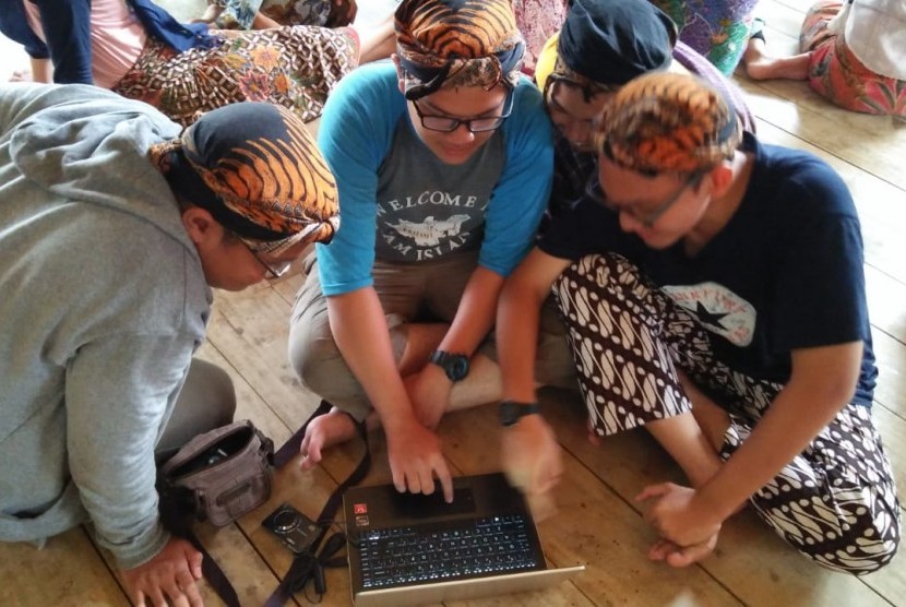 Para siswa SMA Bosowa  Bina Insani melaksanakan homestay di Kasepuhan Ciptamulya, Cisolok, Bekasi.