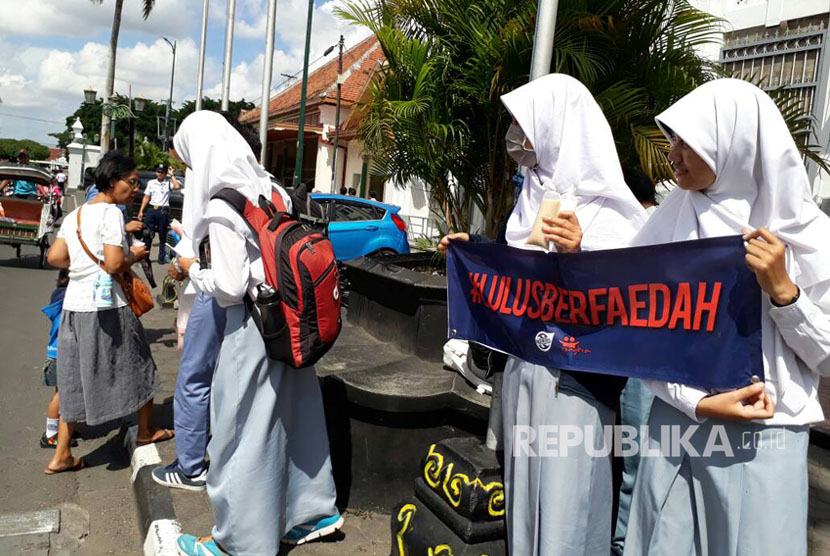 Para siswa SMA/SMK/MI se-DIY merayakan kelulusan dengan Lulus berfaedah dengan bagi-bagi susu dan nasi bungkus  di titik nol yogyakarta,  selasa (2/5).