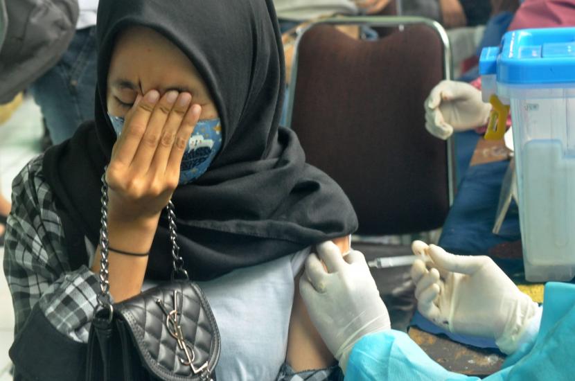 Ratusan Siswa SMP Banda Aceh Jalani Vaksinasi Secara Mandiri