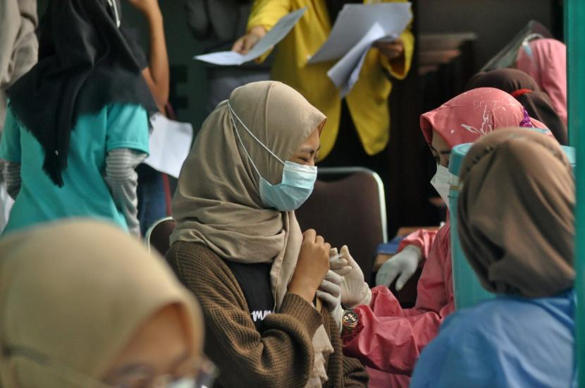 Pemerintah Kota Bekasi membuka Sentra Vaksinasi di Stadion Patriot Candrabhaga (PCB).