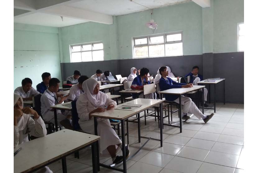Para siswa SMK Cakra Nusantara tengah belajar di kelas.