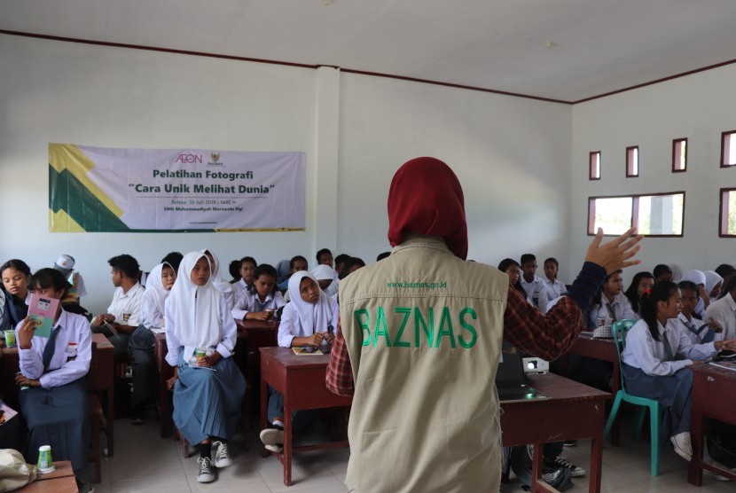 Para siswa SMK Muhammadiyah Marawola, Sigi, Sulawesi Tengah mengikuti pelatihan fotografi yang diberikan oleh Baznas.