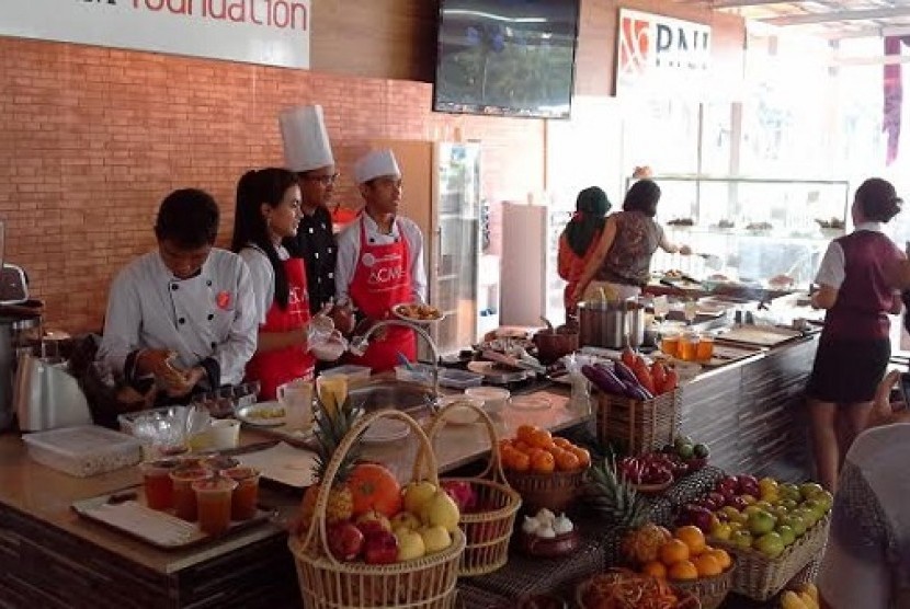 Para siswa SMK Negeri 1 Kudus saat memasak di stan Sekolah Kuliner Dapur Nusantara di ajang Pekan Wisata Kuliner Tradisional Nusantara