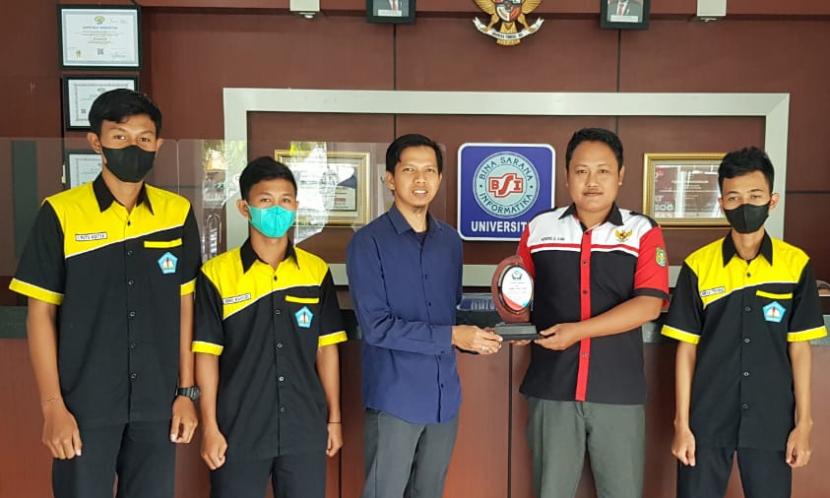 Para siswa SMKN 1 Rasau Jaya telah melaksanakan OJT di Digital Creative Center (DCC) yang berlokasi di Universitas BSI kampus Pontianak.