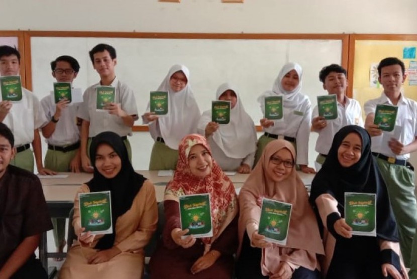 Para siswa-siswi SMP Ar-Ridha Al Salaam Depok menunjukkan buku karya mereka dengan bangga.