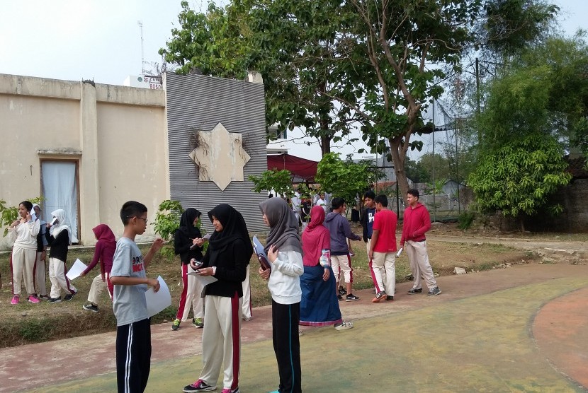 Para siswa SMP Bosowa Bina Insani berdiskusi dalam rangka membuat reportase pemotongan hewan kurban, di Bogor, Jumat (25/9).
