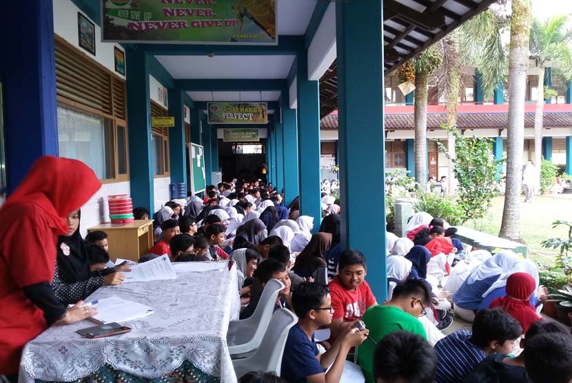 Para siswa SMP Bosowa Bina Insani mendengarkan penjelasan Ustadz Marhali tentang keutamaan berkurban dan tata cara pemotongan hewan kurban, di Bogor, Jumat (25/9).