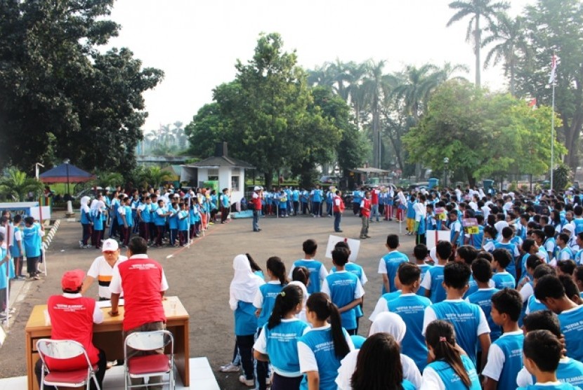 Para siswa SMP sedang bersiap mengikuti Gebyar Olahraga tingkat SMP se-Jakarta dan Bekasi di halaman Museum Olahraga Nasional TMII Jakarta, 23 Agutus 2014 lalu. Kegiatan dalam rangka menyambut Hari Olahraga Nasional ini digelar untuk memperkenalkan Museum 