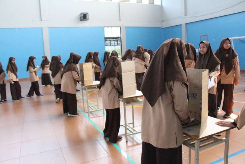 Para siswa SMPIT Nurul Fikri Depok mencoblos surat suara untuk memilih ketua OSIS priode 2018-2019.