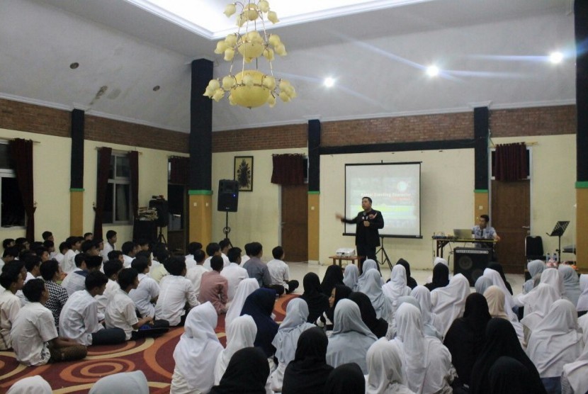 Para siswa SMPIT Ummul Quro Depok mendengarkan training motiovasi yang disampaikan Kak Rio dari Mental Coaching Character.