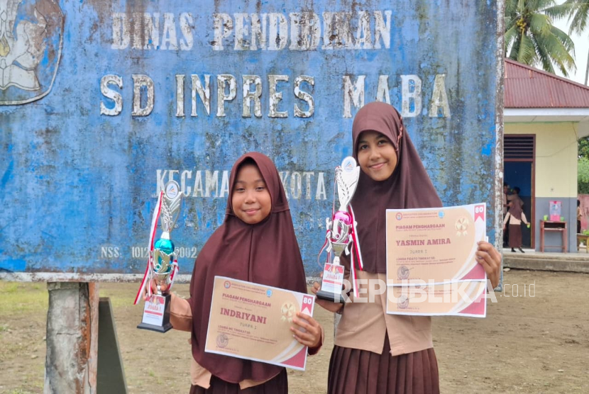 Para siswa yang mengikuti English Club di Halmahera Timur, Provinsi Maluku Utara.