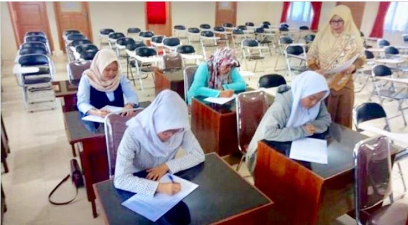 Para siswa/siswi  SMA sedang mengikuti tes bakat dan minat di RSJ Lampung sebelum pilih jurusan di PTN. 