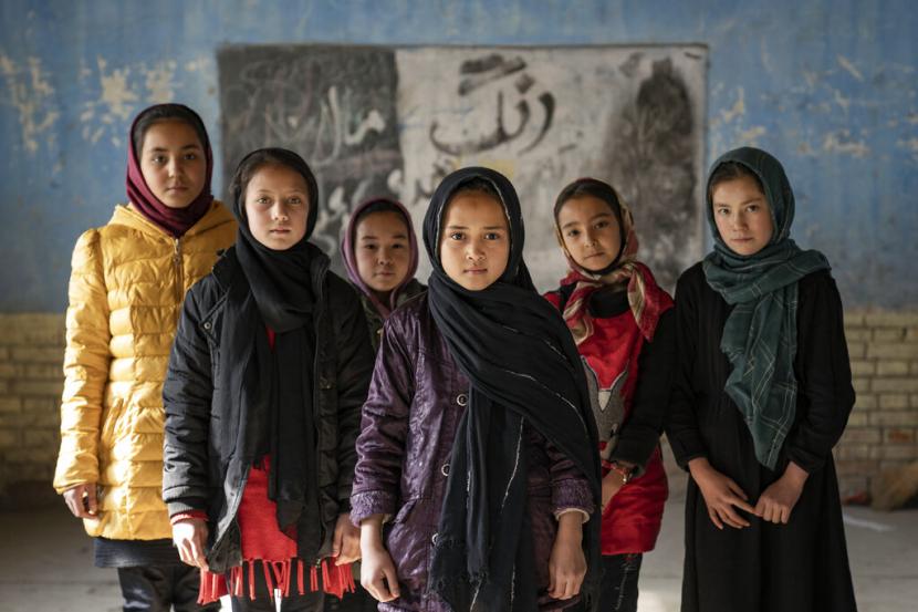  Para siswi Afghanistan berfoto di ruang kelas di Kabul, Afghanistan, Kamis (22/12/2022).