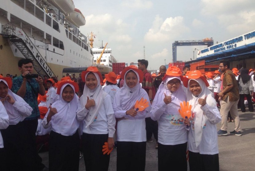 Para siswi SD ketika mengikuti Field Trip yang digelar PT Pelabuhan Indonesia untuk menyambut Hari Kartini, Jumat (20/4)