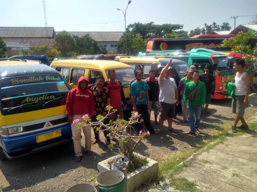 Para sopir angkot dan elf di Kabupaten Indramayu melakukan aksi mogok imbas kenaikan harga BBM bersubsidi, di Terminal Sindang, Kabupaten Indramayu, Senin (5/9/2022). 