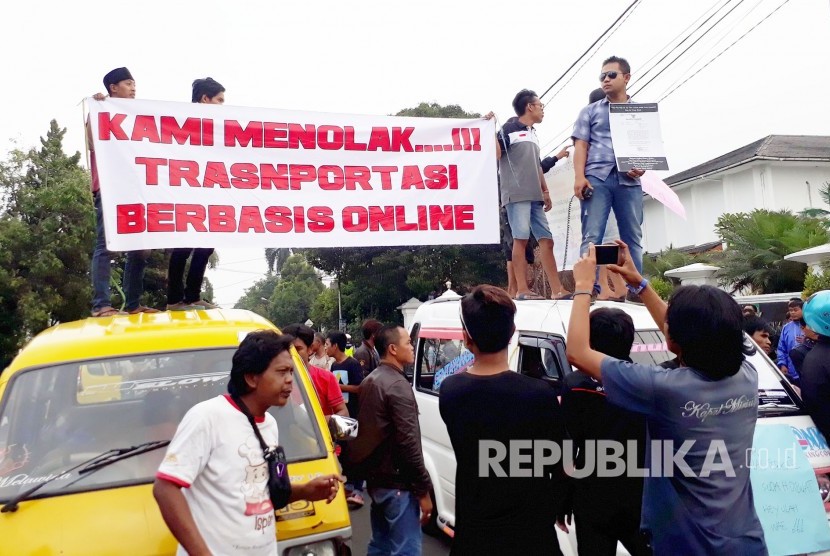 Para sopir angkot di Kota Sukabumi mendemo keberadaan angkutan online yang masih beroperasi ke Balai Kota Sukabumi, Selasa (26/9). 