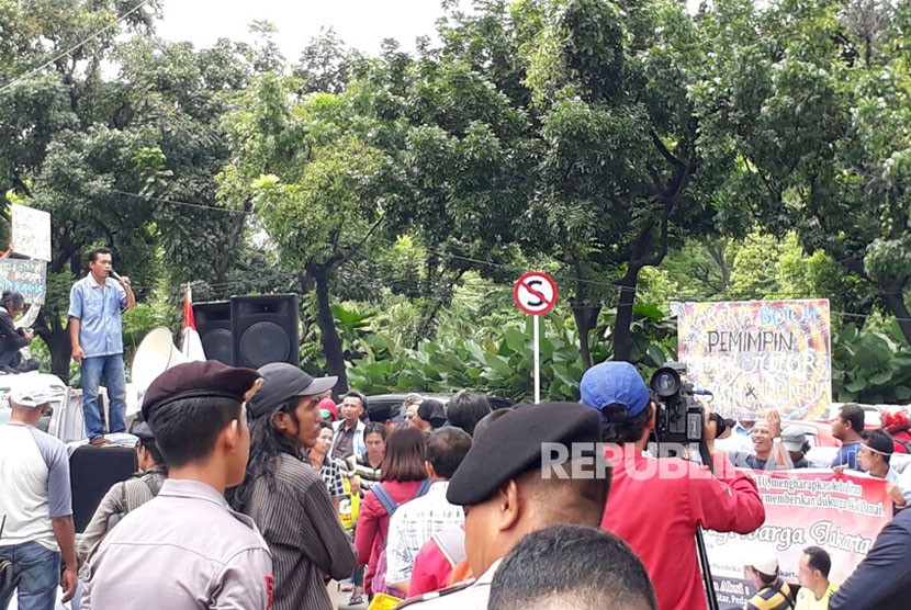 Para sopir angkutan kota (angkot) dari beberapa trayek yang melewati kawasan Tanah Abang menggeruduk Balai Kota meminta pencabutan keputusan melegalkan pedagang kaki lima berjualan di Jalan Jatibaru Raya, Senin (22/1).