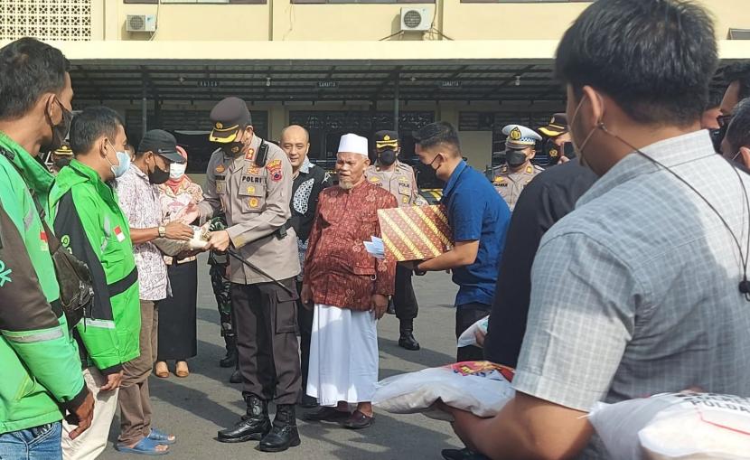 Para sopir angkutan umum, awak truk, driver ojek online (ojol), ojek pangkalan (opang), tukang parkir, kuli panggul pasar, dan lainnya menerima bansos berupa sembako yang disalurkan Polres Semarang, di Ungaran, Kabupaten Semarang, Jumat (9/9). Bantuan ini disalurkan untuk membantu kelompok masyarakat terdampak kenaikan harga BBM sekaligus untuk mengendalikan inflasi.