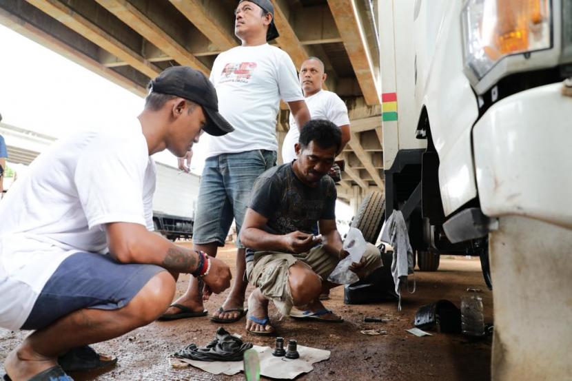 Para sopir truk yang berasal dari sejumlah pool truk yang berada di Jakarta Timur menerima bantuan alat las dan steam.