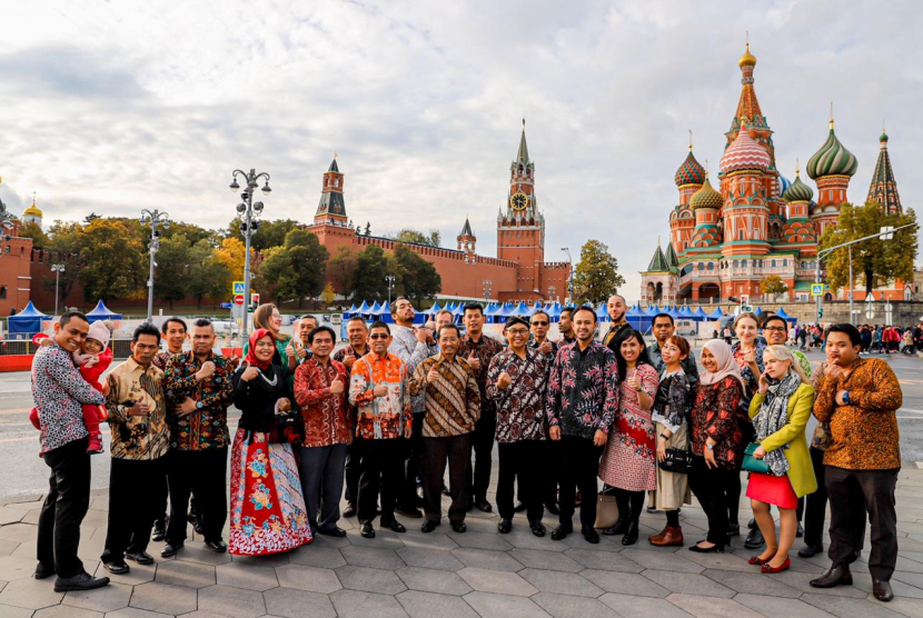 Para staf KBRI Moskow, dan  Duta Besar RI untuk Federasi Rusia merangkap Republik Belarus, M Wahid Supriyadi  berfoto bersama di lapangan Merah Moskow, Rusia, sambil mengenakan batik.