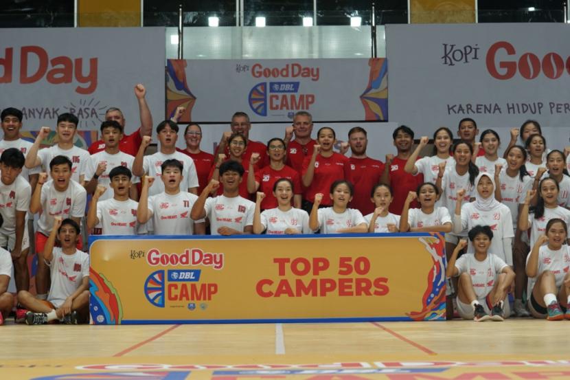 Para student-athlete dari seluruh Indonesia yang menjalani kamp basket pelajar Kopi Good Day DBL Camp 2024 di Jakarta.