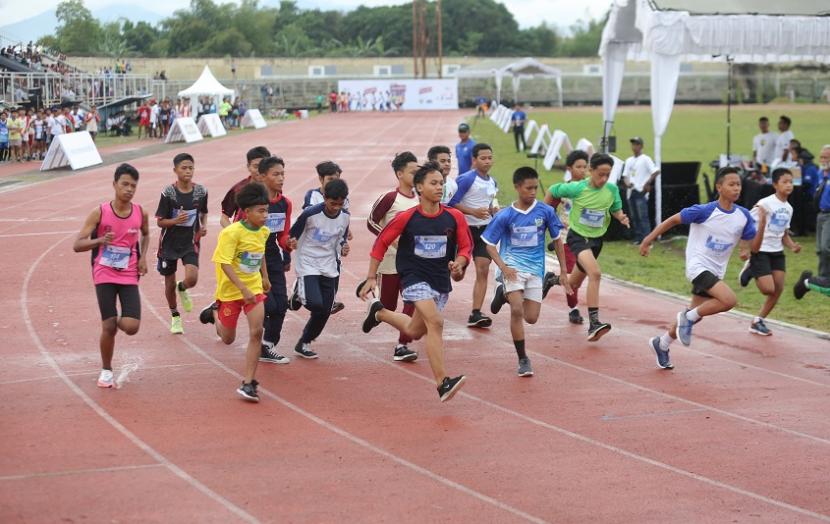 Para student-athlete peserta Champion SAC Indonesia 2022 Bali-Nusa Tenggara Qualifiers yang tampil pada nomor middle distance (lari jarak menengah 800 meter) untuk tingkat SMP.