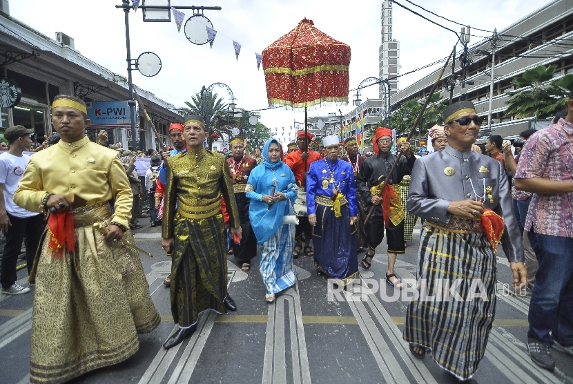 Para sultan dan raja keraton se-Nusantara berjalan di Jalan Asia Afrika saat acara gelaran Karnaval Asia Afrika 2017, Kota Bandung, Sabtu (13/5). 