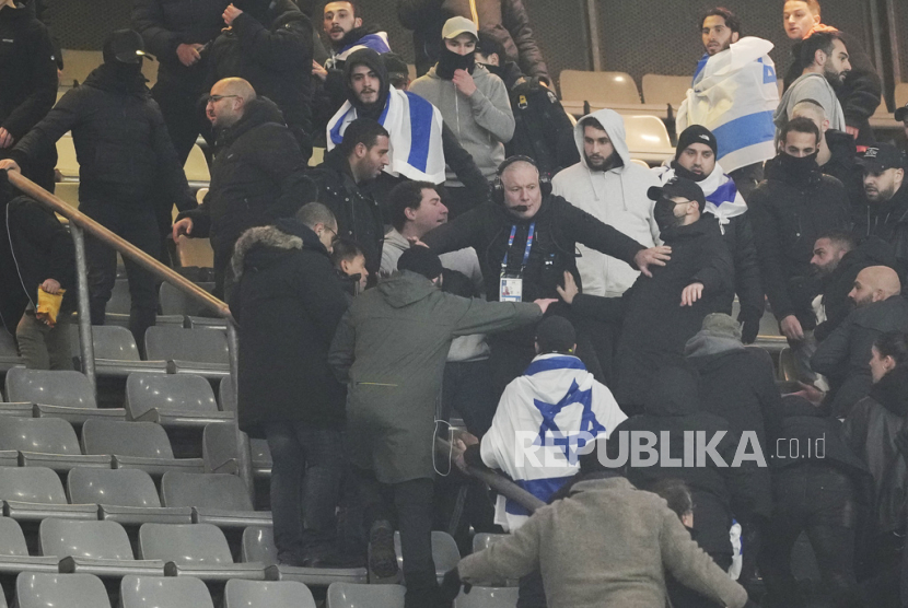 Para suporter berselisih di tribun selama pertandingan sepak bola UEFA Nations League antara Prancis dan Israel di Stade de France di Saint-Denis, Paris, Jumat 15 November 2024 dini hari WIB. 