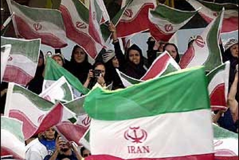 Para suporter sepak bola di Iran.