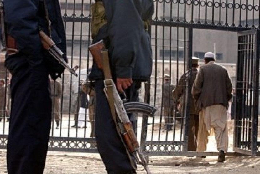 Para tahanan perang di Afghanistan. Pasukan keamanan Afghanistan berhasil merebut kembali penjara di kota timur Jalalabad. Ilustrasi.