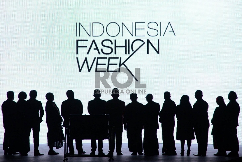 Para tamu dan undangan berada didepan panggung saat pembukaan Indonesia Fashion Week (IFW) 2015 di Balai Sidang Jakarta, Jakarta, Kamis (26/2). IFW 2015 menghadirkan 747 brand lokal, 230 desainer, 2.552 fashion outfit dan 32 pagelaran busana.