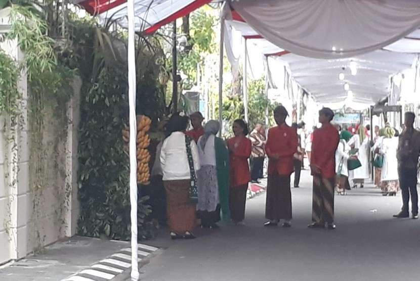 Para tamu mulai meninggalkan kediaman Joko Widodo usai mengikuti proses siraman Kahiyang Ayu, Selasa (7/11).