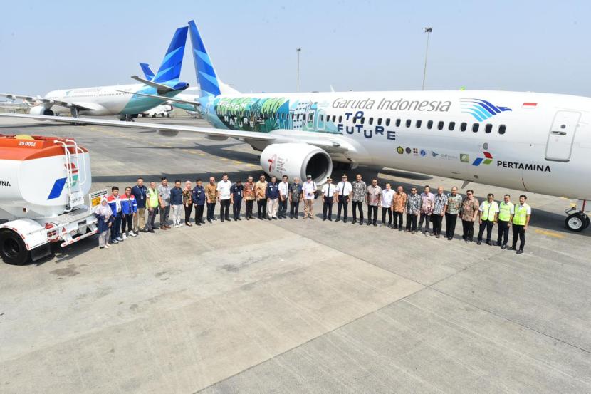 Para tamu undangan berfoto di depan pesawat Boeing 737-800 yang akan melakukan uji coba terbang menggunakan Bioavtur j2.4 menuju Pelabuhan Ratu. Tangerang, Banten. Rabu (04/10/2023).