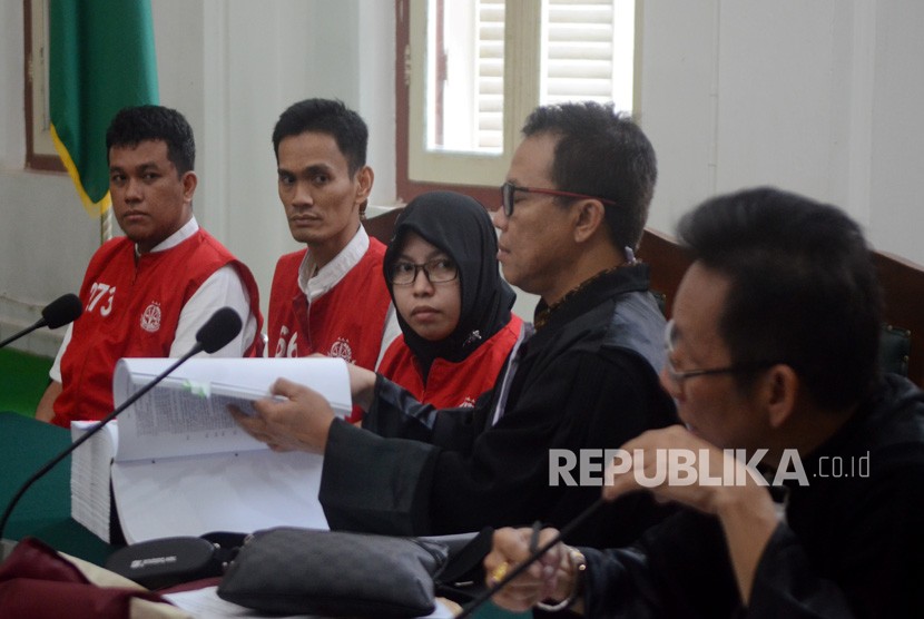 [ilustrasi] Para terdakwa Komisaris Utama Abu Tours Nursyariah Mansyur (tiga kiri), Chaeruddin (dua kiri), dan Muhammad Kasim (kiri) menjalani sidang dugaan penipuan dan penggelapan dana umrah di Pengadilan Negeri Makassar, Sulawesi Selatan, Rabu (07/11/2018).