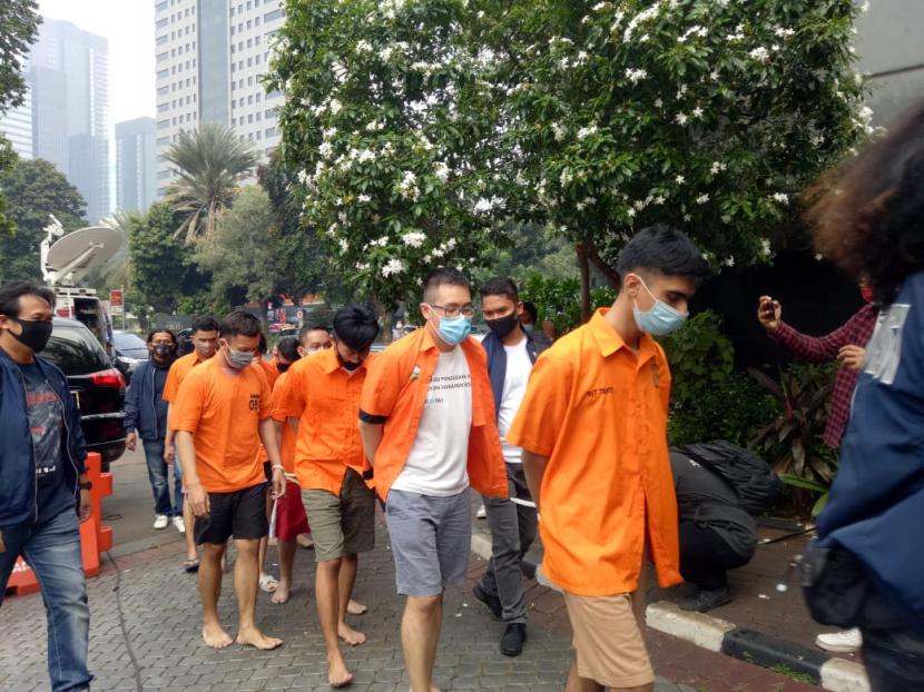 Para tersangka (baju oranye) penyelenggara pesta seks sesama jenis atau gay di Kuningan, Jakarta Selatan beserta barang bukti saat konferensi pers di Mapolda Metro Jaya, Rabu (2/9).