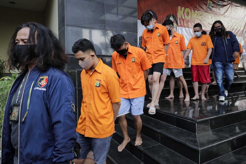Para tersangka (baju oranye) penyelenggara pesta seks sesama jenis atau gay di Kuningan, Jakarta Selatan beserta barang bukti saat konferensi pers di Mapolda Metro Jaya.