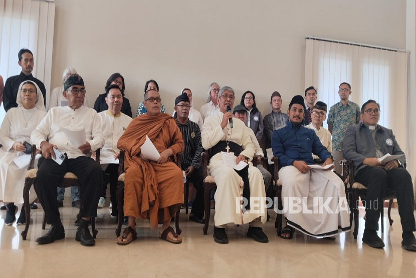 Para tokoh lintas-agama di Kota Semarang, Jawa Tengah, menyampaikan pernyataan sikap terkait pergolakan di Tanah Air selama beberapa hari terakhir. Acara tersebut  diselenggarakan Persaudaraan Lintas Agama (Pelita) di Keuskupan Agung Semarang, Senin (1/9/2025).