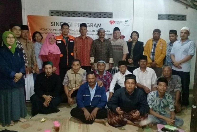 Para tokoh masyarakat Nambongan dari berbagai unsur berkumpul bersama Sie Pelayanan Desa Caturharjo, staf kecamatan Sleman, dan Dinas Sosial Kabupaten Sleman. 