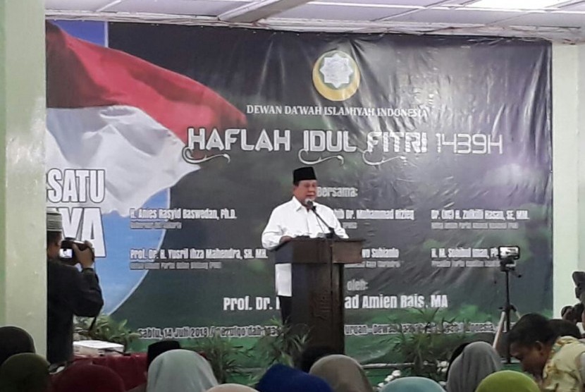 Para tokoh politik dan agama hadir dalam Haflah Idul Fitri Dewan Dakwah Islam Indonesia (DDII) di Jalan Kramat Raya, Jakarta Pusat, Sabtu (14/7). Hadir  diantaranya Presiden PKS Sohibul Iman, Ketua Umum Gerindra Prabowo Subianto, Tokoh Reformasi Amien Rais, Gubernur DKI Jakarta Anies Baswedan, Ketua Umum DDII Mohammad Sidik, Aktivis Eggi Sudjana, mantan Menteri Keuangan Fuad Bawazier dan tokoh mikiter era orba, Syarwan Hamid.