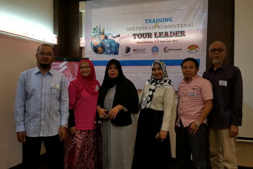Para Tour Leader (TL) Muslim Madinah Iman Wisata yang mengikuti sertifikasi TL Muslim.