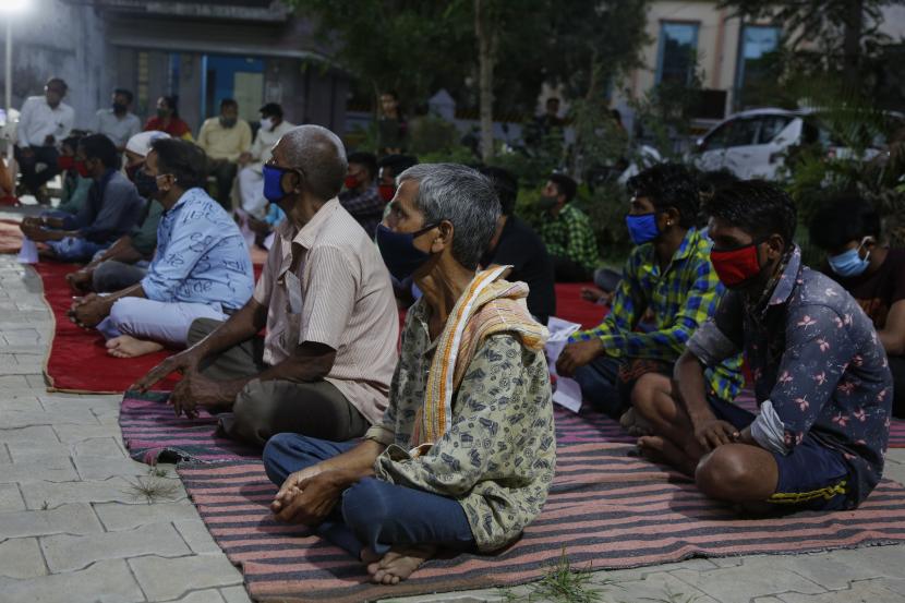 Para tunawisma menunggu giliran untuk mendapatkan vaksin COVID-19 saat melakukan vaksinasi khusus di penampungan tunawisma di Ahmedabad, India. (foto ilustrasi)
